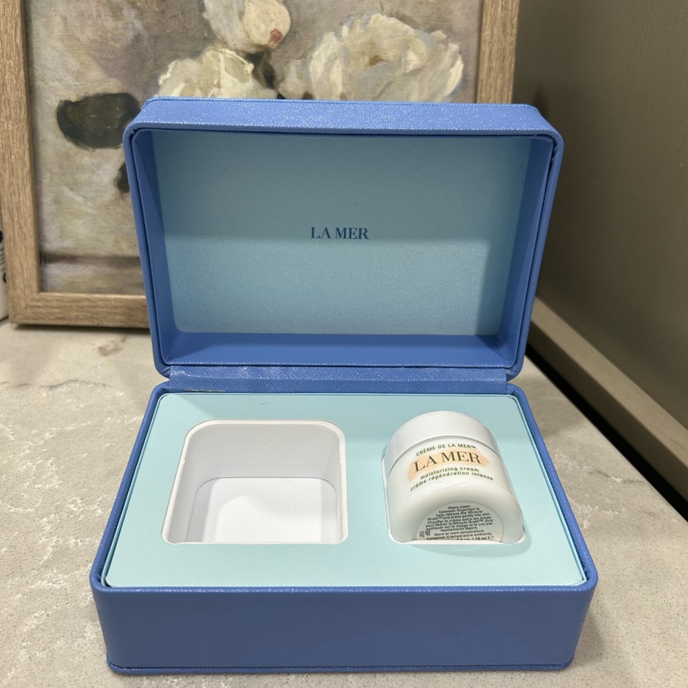 La Mer gift box with empty crème container 😍